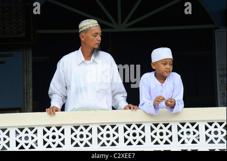 Vater und Sohn in Moschee, am frühen Morgen in Mae Sot, westlichen thailand Stockfoto