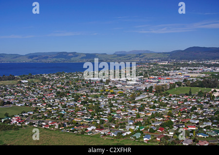 Stadt und Lake Rotorua Blick vom Skyline Skyrides Gondelstation, Rotorua, Bucht von viel Region, Nordinsel, Neuseeland Stockfoto