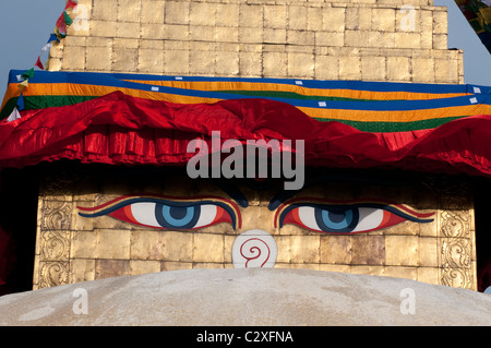 Die allsehenden Augen des Buddha blicken aus der berühmten Boudha Stupa in der Nähe von Kathmandu, Nepal. Boudha ist zu einem Schwerpunkt für tibetisch-buddhistische Exilanten geworden. Stockfoto