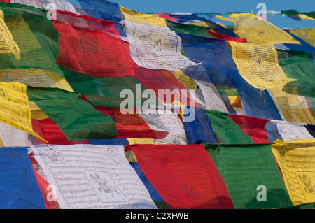 Gebetsfahnen schmücken die Boudha Stupa in der Nähe von Kathmandu, Nepal Stockfoto