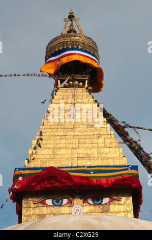 Die allsehenden Augen des Buddha blicken aus der berühmten Boudha Stupa in der Nähe von Kathmandu, Nepal. Boudha ist zu einem Schwerpunkt für tibetisch-buddhistische Exilanten geworden. Stockfoto