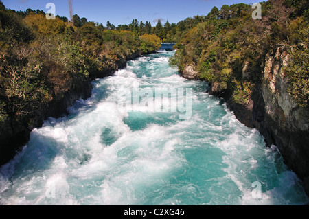 Starke Strömung an den Huka Falls, in der Nähe von Taupo, Waikato Region, Nordinsel, Neuseeland Stockfoto