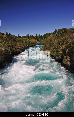 Starke Strömung an den Huka Falls, in der Nähe von Taupo, Waikato Region, Nordinsel, Neuseeland Stockfoto