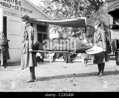 Demonstration an der Roten Kreuzes Emergency Ambulance Station in Washington, D.C., während der Influenza-Pandemie von 1918 Stockfoto