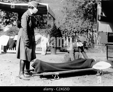 Demonstration an der Roten Kreuzes Emergency Ambulance Station in Washington, D.C., während der Influenza-Pandemie von 1918 Stockfoto