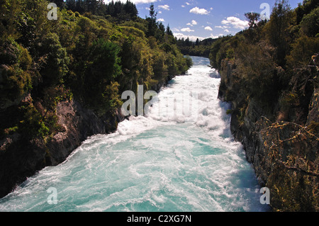 Starke Strömung der Huka Falls, in der Nähe von Taupo, Waikato Region, Nordinsel, Neuseeland Stockfoto