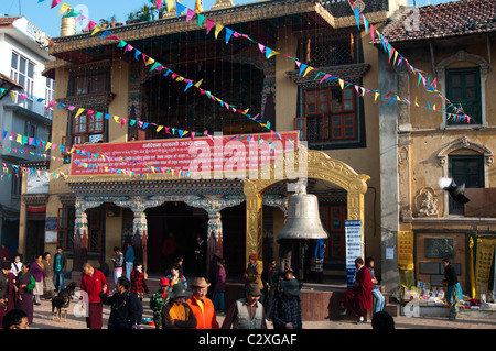 Gläubige kommen an einem der vielen tibetischen Klöster oder Gompas vorbei, die das große Boudha Stupa in der Nähe von Kathmandu, Nepal, umgeben Stockfoto