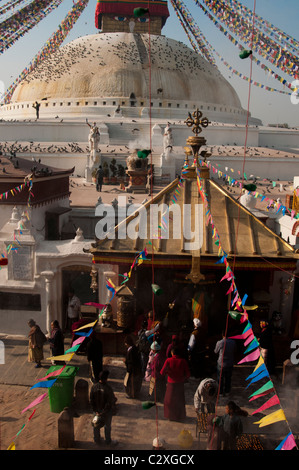 Gläubige versammeln sich am Ajima-Schrein in Boudha Stupa in der Nähe von Kathmandu, Nepal Stockfoto