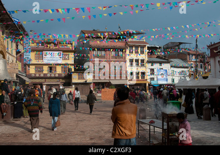 Gläubige kommen an einem der vielen tibetischen Klöster oder Gompas vorbei, die das große Boudha Stupa in der Nähe von Kathmandu, Nepal, umgeben Stockfoto