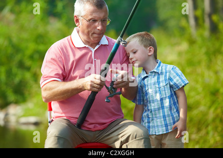 Foto von Großvater und Enkel am Wochenende Angeln Stockfoto