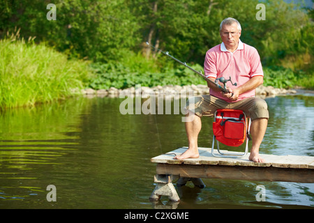 Foto von senior Mann am Wochenende Angeln Stockfoto