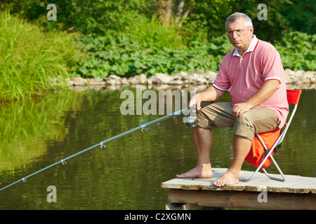 Foto von senior Mann Angeln am Wochenende auf dem Land Stockfoto