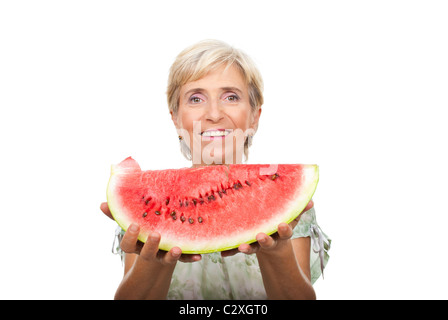Gesunde ältere Frau hält ein Stück Wassermelone auf weißem Hintergrund Stockfoto