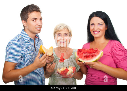 Gesunde Familie hält Wassermelone, Melone oder Melonen-Salat und lächelnd isolierten auf weißen Hintergrund Stockfoto