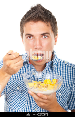 Junge Männchen essen Müsli mit Milch isoliert auf weißem Hintergrund Stockfoto