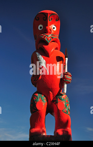 Geschnitzte Maori Statue außerhalb Te Whare Wananga Indgenous Universität, Whakatane, Bucht von viel Region, Nordinsel, Neuseeland Stockfoto