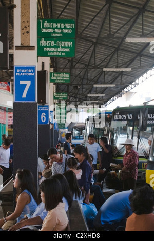 Männer und Frauen warten auf Busse zu vielen Destinationen am Busbahnhof in Chiang Rai, Thailand. Stockfoto