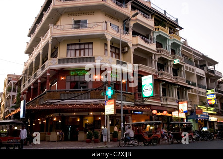Tuk-Tuks (Taxis) sind auf einer Straße vor der River Street Bar in Phnom Penh, Kambodscha geparkt. Stockfoto