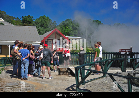 Reisegruppe in Whakarewarewa lebenden Thermal Village, Rotorua, Bucht von viel Region, Nordinsel, Neuseeland Stockfoto