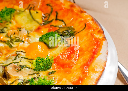 frische italienische dünne Stil vegetarische Pizza mit frischem gemischtem Gemüse hautnah Stockfoto