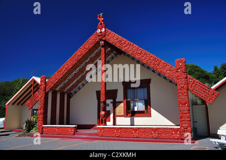 Haus der Begegnung (Wharenui), Whakarewarewa Thermal Village leben, Rotorua, Bay of Plenty, North Island, Neuseeland Stockfoto