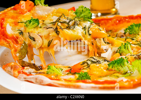 frische italienische dünne Stil vegetarische Pizza mit frischem gemischtem Gemüse hautnah Stockfoto