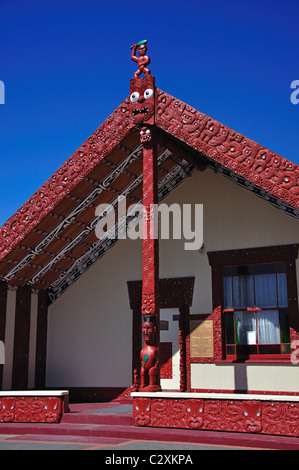 Haus der Begegnung (Wharenui), Whakarewarewa Thermal Village leben, Rotorua, Bay of Plenty, North Island, Neuseeland Stockfoto