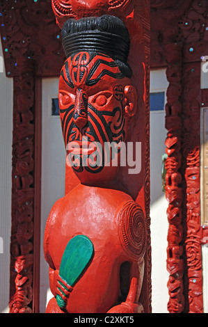 Schnitzereien auf Haus der Begegnung (Wharenui), Whakarewarewa Thermal Village leben, Rotorua, Bay of Plenty, North Island, Neuseeland Stockfoto