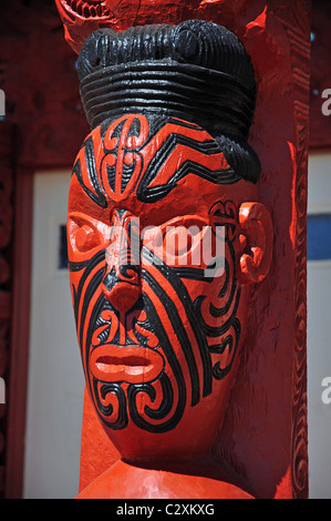 Carven auf Haus der Begegnung, Whakarewarewa lebenden Thermal Village, Rotorua, Region Bay of Plenty, Nordinsel, Neuseeland Stockfoto