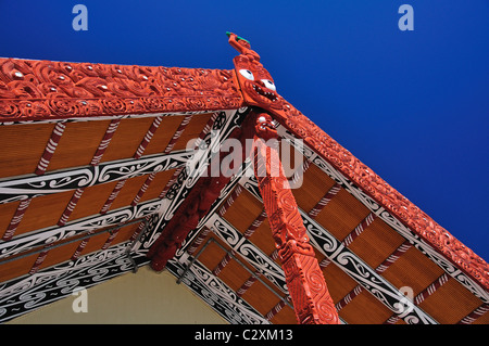 Schnitzereien auf Haus der Begegnung (Wharenui), Whakarewarewa Thermal Village leben, Rotorua, Bay of Plenty, North Island, Neuseeland Stockfoto