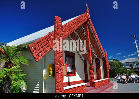 Haus der Begegnung (Wharenui), Whakarewarewa Thermal Village leben, Rotorua, Bay of Plenty, North Island, Neuseeland Stockfoto