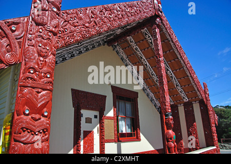 Haus der Begegnung (Wharenui), Whakarewarewa Thermal Village leben, Rotorua, Bay of Plenty, North Island, Neuseeland Stockfoto