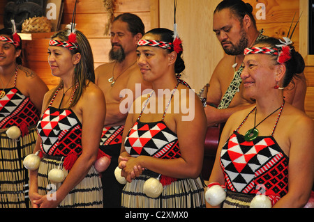 Maori kulturelle Leistung, Whakarewarewa lebenden Thermal Village, Rotorua, Bucht von viel Region, Nordinsel, Neuseeland Stockfoto