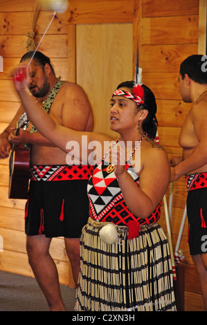 Maori kulturelle Leistung, Whakarewarewa lebenden Thermal Village, Rotorua, Bucht von viel Region, Nordinsel, Neuseeland Stockfoto
