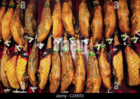 Ausgehärtete Schwein Beine, (Jamon) hängt an der Wand dieses Pub in Madrid, Spanien Stockfoto