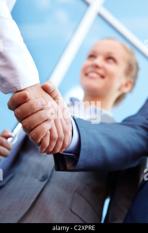 Foto von erfolgreichen Mitarbeitern Handshake nach auffällig viel im Freien bei treffen Stockfoto