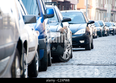 Reihe von Autos parkten auf Stadtstraße Stockfoto