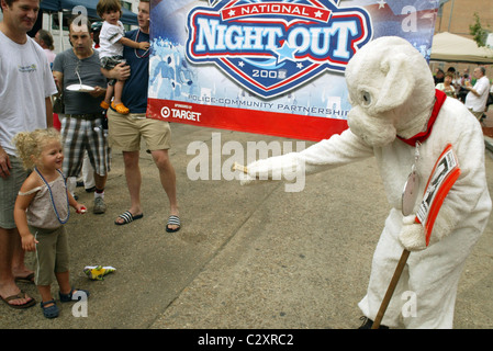 Die weltstädtische Polizeiabteilung trat Polizisten quer durch Amerika in gemütlichen lokalen Gemeinschaften auf 25. jährliche Stockfoto