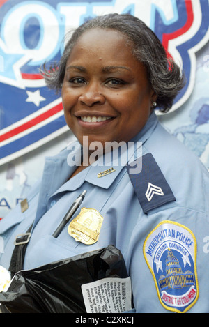 Die weltstädtische Polizeiabteilung trat Polizisten quer durch Amerika in gemütlichen lokalen Gemeinschaften auf 25. jährliche Stockfoto