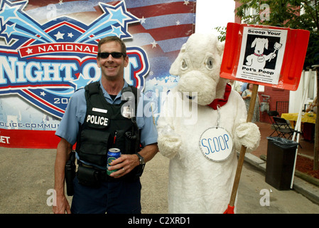 Die weltstädtische Polizeiabteilung trat Polizisten quer durch Amerika in gemütlichen lokalen Gemeinschaften auf 25. jährliche Stockfoto