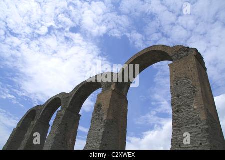 Aquädukt in Italien Stockfoto