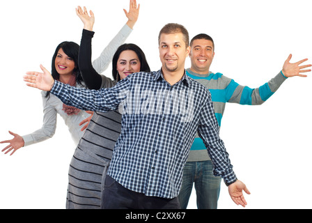 Fröhliche Gruppe von Freunden mit offenen Armen isoliert auf weißem Hintergrund Stockfoto
