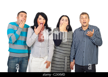 Vier Freunde überrascht Personengruppe in einer Linie, die isoliert auf weißem Hintergrund Stockfoto