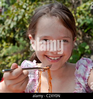 Mädchen isst spaghetti Stockfoto