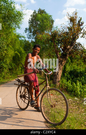 Khmer Bauer mit Machete auf Fahrrad - Provinz Kampong Cham, Kambodscha Stockfoto