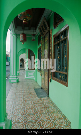 Velo-Rikscha vor der Cheong Fatt Tze chinesischen Mansion in Georgetown, Malaysia Stockfoto