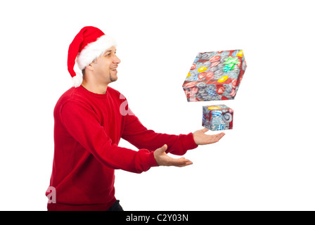 Glücklicher Mann tragen Santa Helfer und versucht, Weihnachtsgeschenke in Bewegung isoliert auf weißem Hintergrund zu fangen Stockfoto