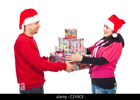 Glücklich lächelnde paar mit Santa Hüte teilen Weihnachtsgeschenke isoliert auf weißem Hintergrund Stockfoto