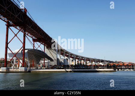 25 April-Brücke (Ponte 25 de Abril) führt über den Fluss Tejo (Rio Tejo), Alcantara in Lissabon, Portugal. Stockfoto