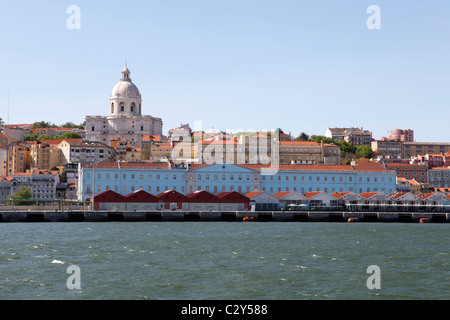 Der Bahnhof Santa Apolonia ist nahe am Flussufer in Lissabon, Portugal gesehen. Stockfoto